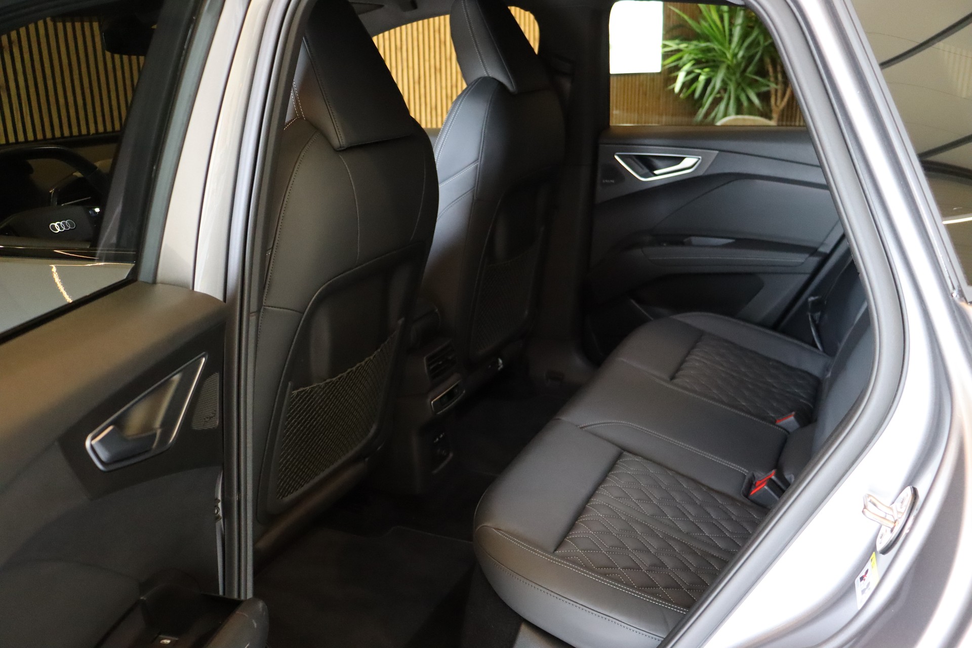 AUDI Q4 e-tron Sportback 45 quattro S Line-image-12