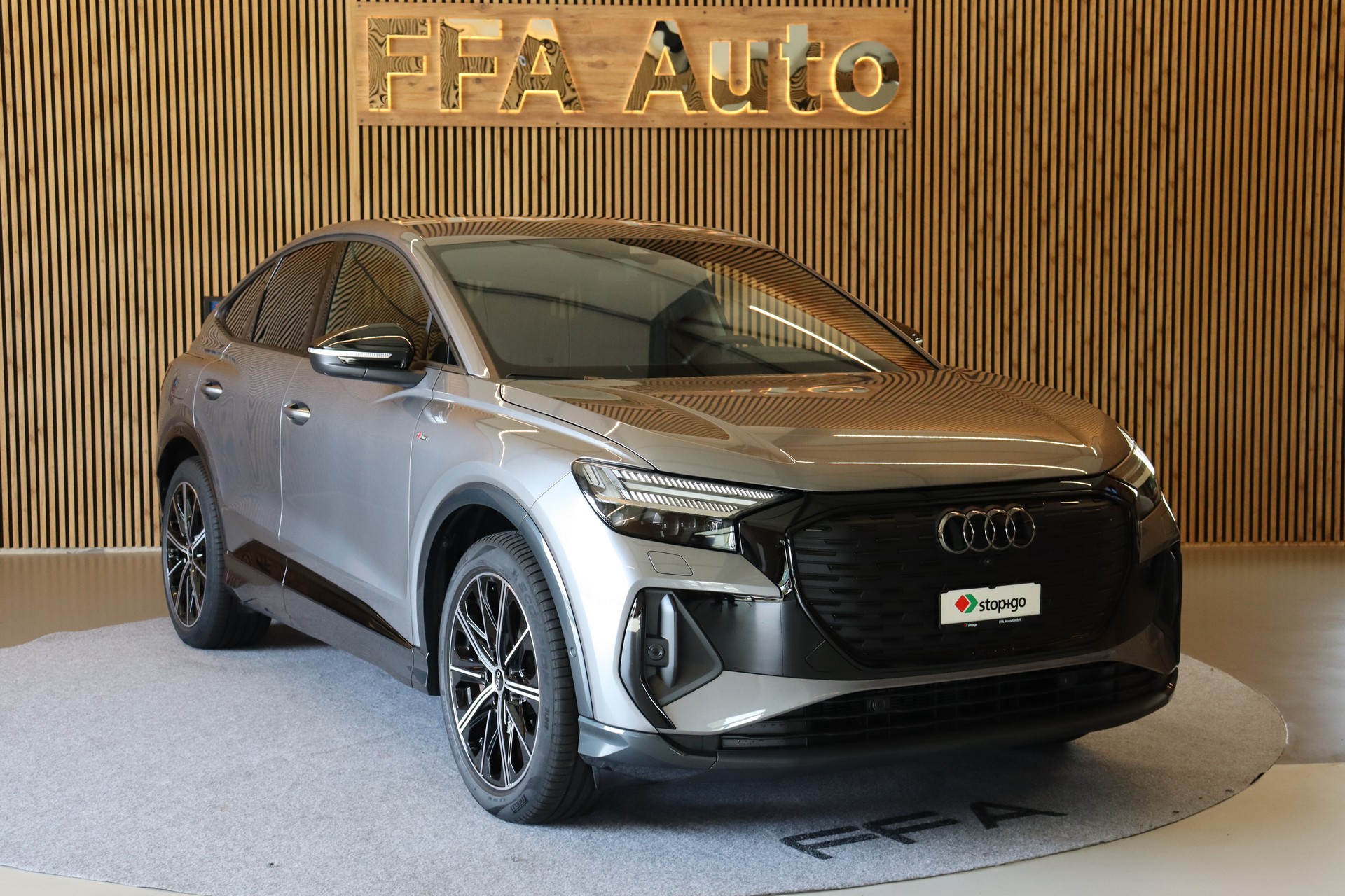 AUDI Q4 e-tron Sportback 45 quattro S Line-image-2