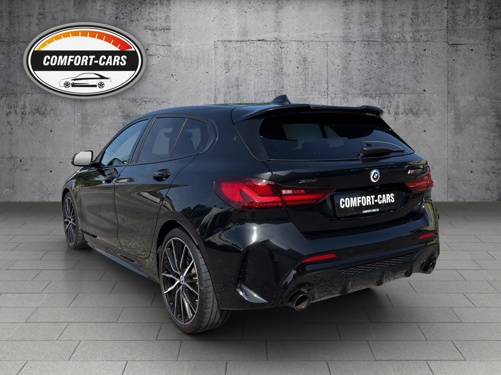 BMW M135i xDrive Steptronic Black&Black*Historisches 50-Jahre M-Emblem-showroom-element-3
