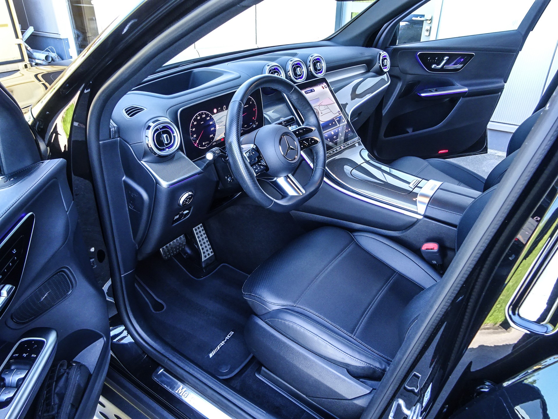 MERCEDES-BENZ GLC 300 4Matic AMG Line 9G-Tronic-image-8