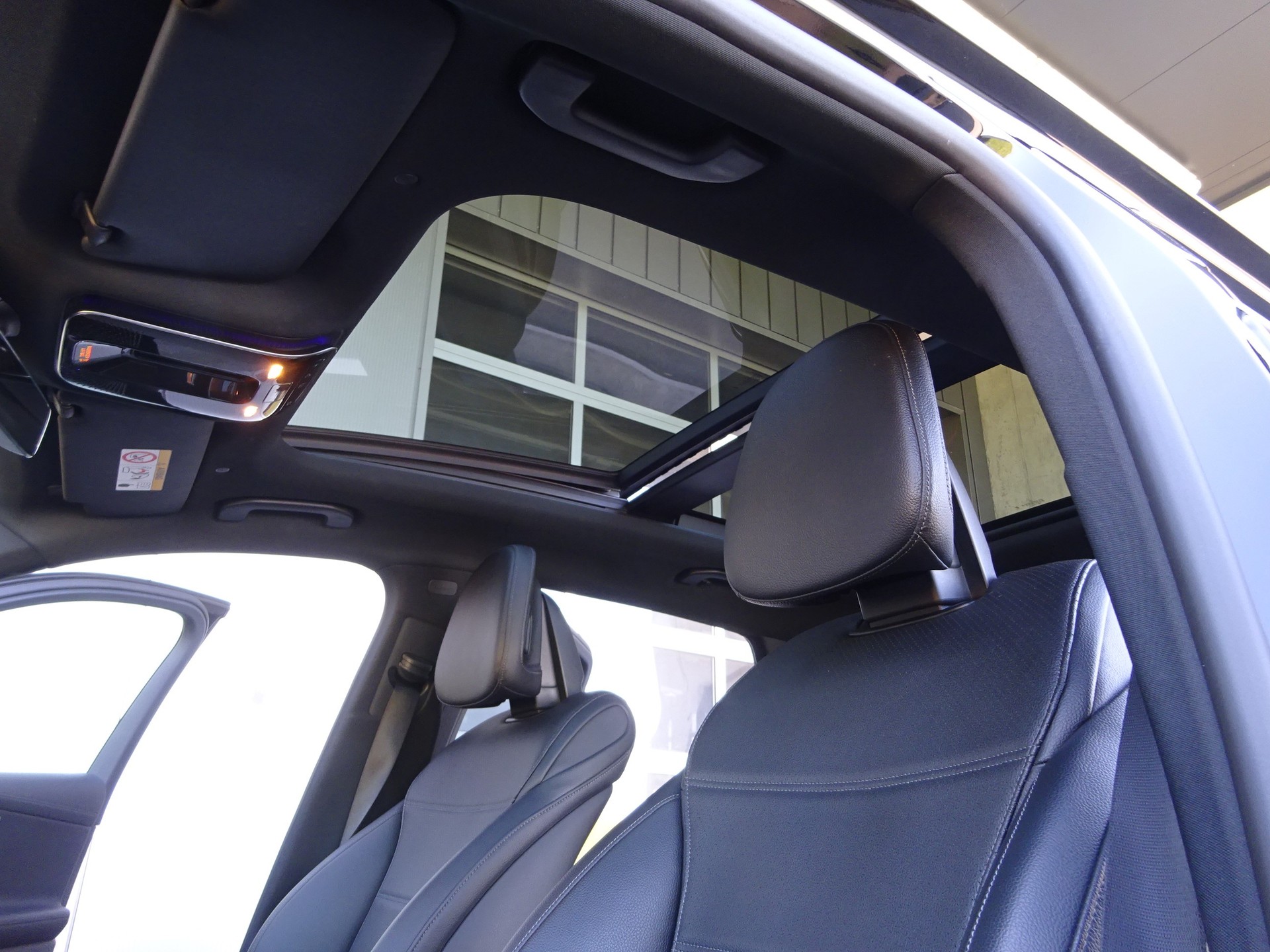 MERCEDES-BENZ GLC 300 4Matic AMG Line 9G-Tronic-image-10