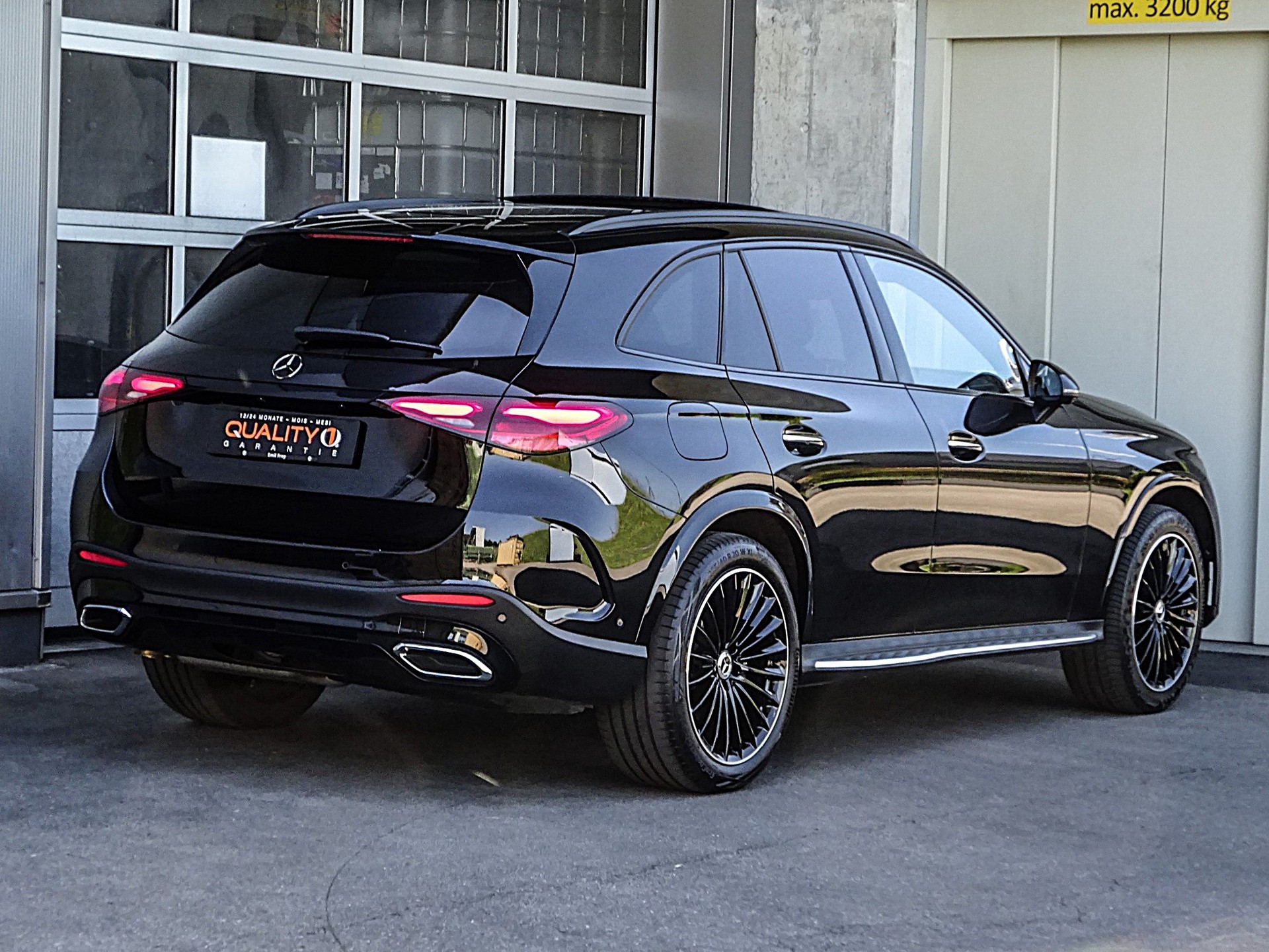MERCEDES-BENZ GLC 300 4Matic AMG Line 9G-Tronic-image-3