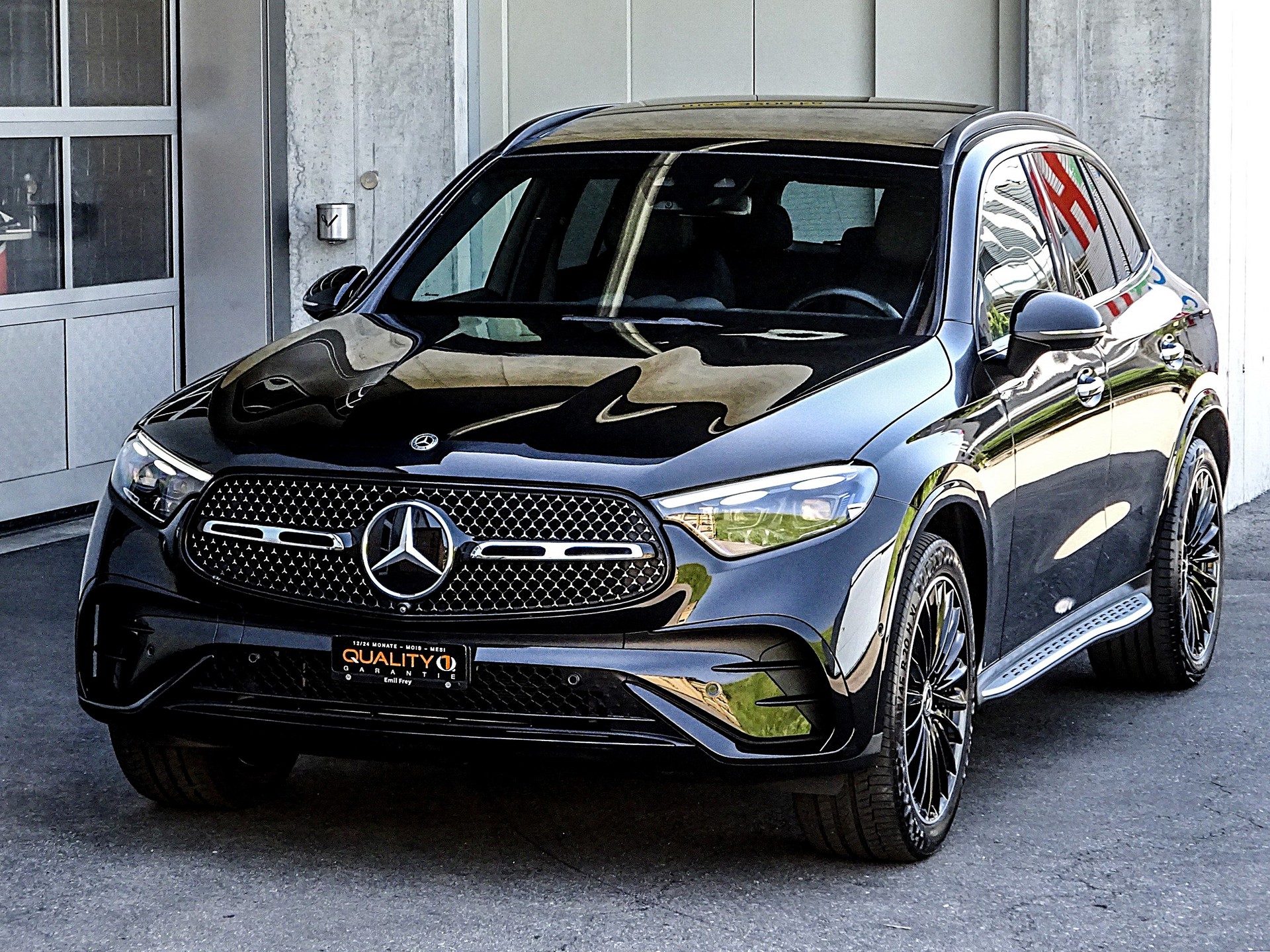 MERCEDES-BENZ GLC 300 4Matic AMG Line 9G-Tronic-image-2