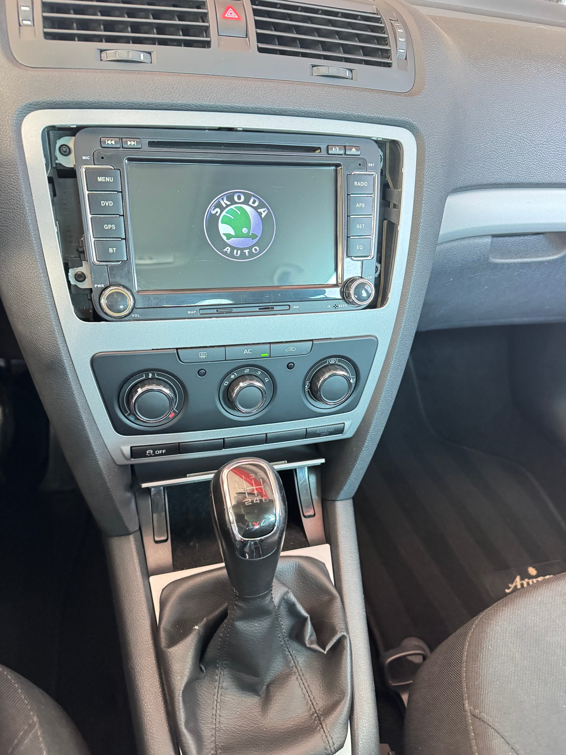 SKODA Octavia Combi 1.8 TSI Arosa 4x4-image-8