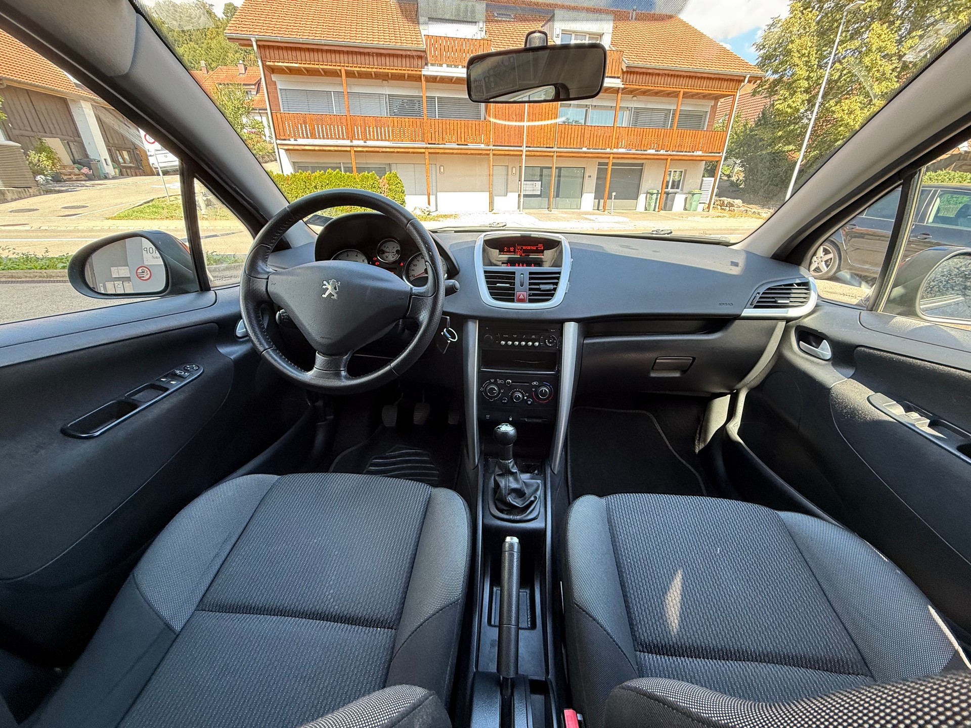 PEUGEOT 207 SW 1.4 16V Sport-image-12