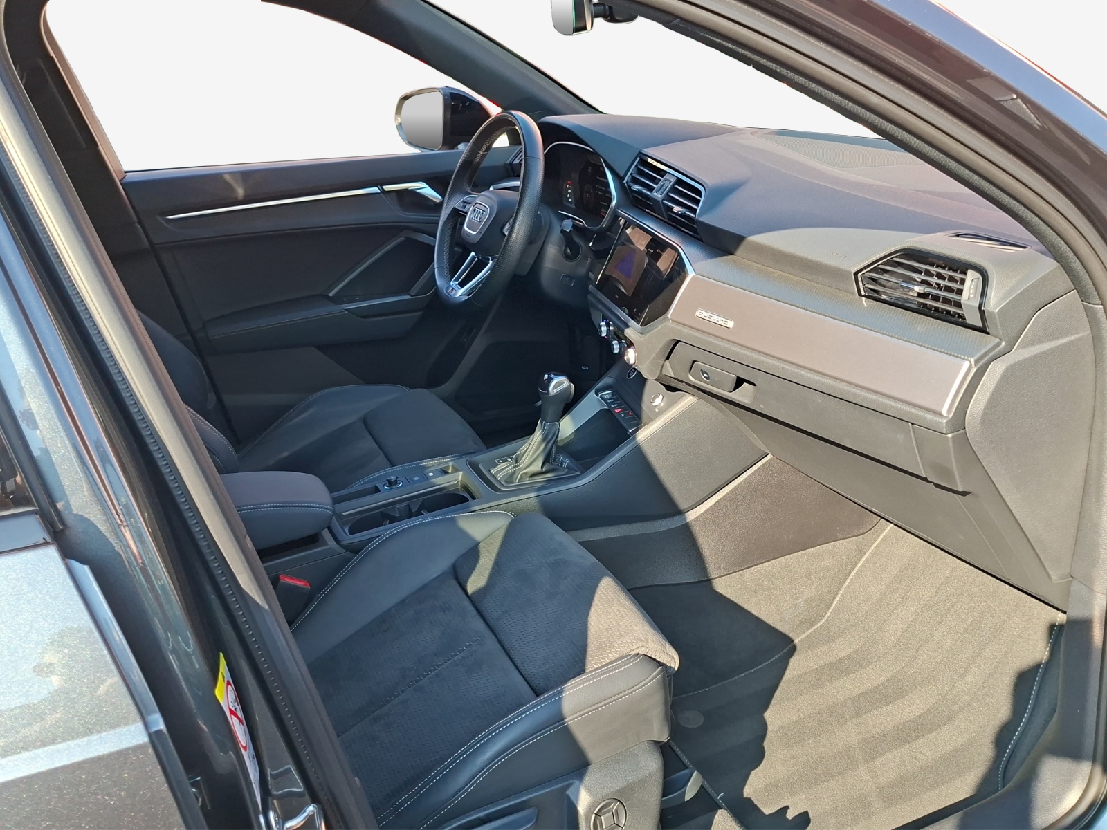 AUDI Q3 40 TDI S line quattro S-tronic-image-15