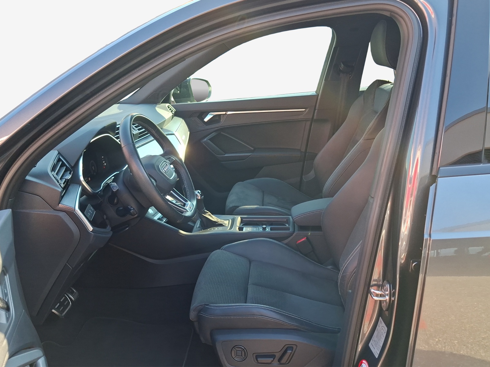 AUDI Q3 40 TDI S line quattro S-tronic-image-7