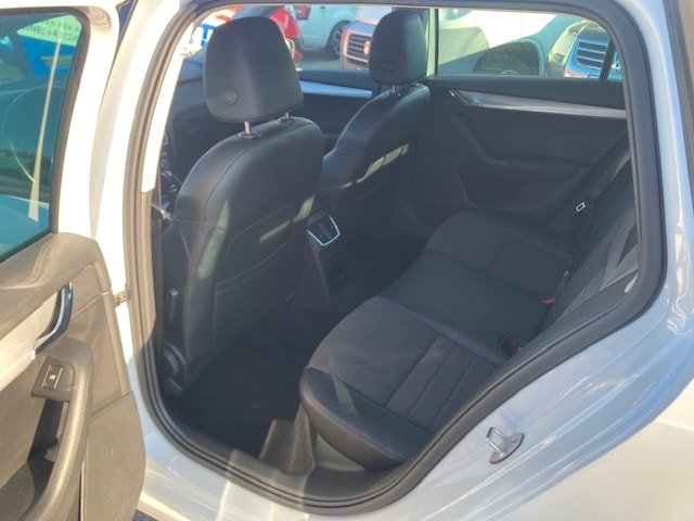 SKODA Octavia Combi 2.0 TDI Ambition DSG-image-8