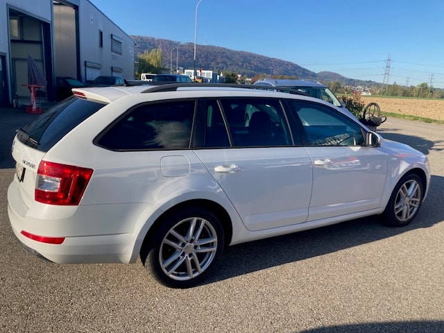 SKODA Octavia Combi 2.0 TDI Ambition DSG-image-12