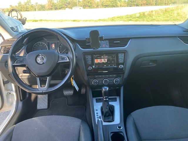 SKODA Octavia Combi 2.0 TDI Ambition DSG-image-13