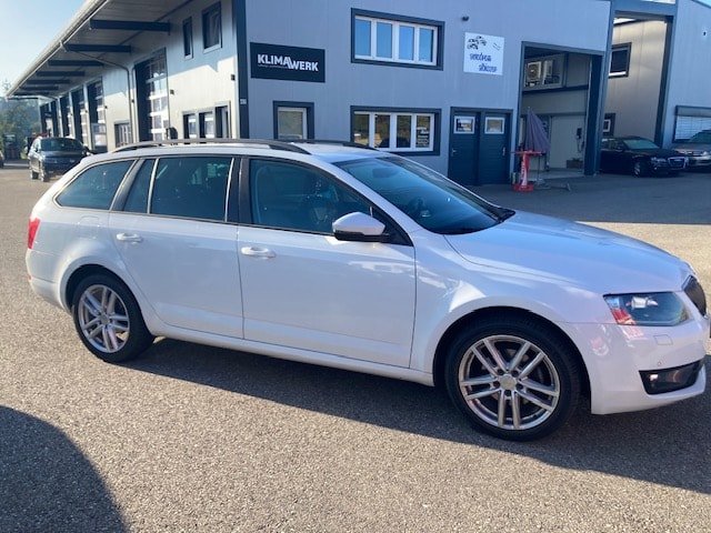 SKODA Octavia Combi 2.0 TDI Ambition DSG-image-2