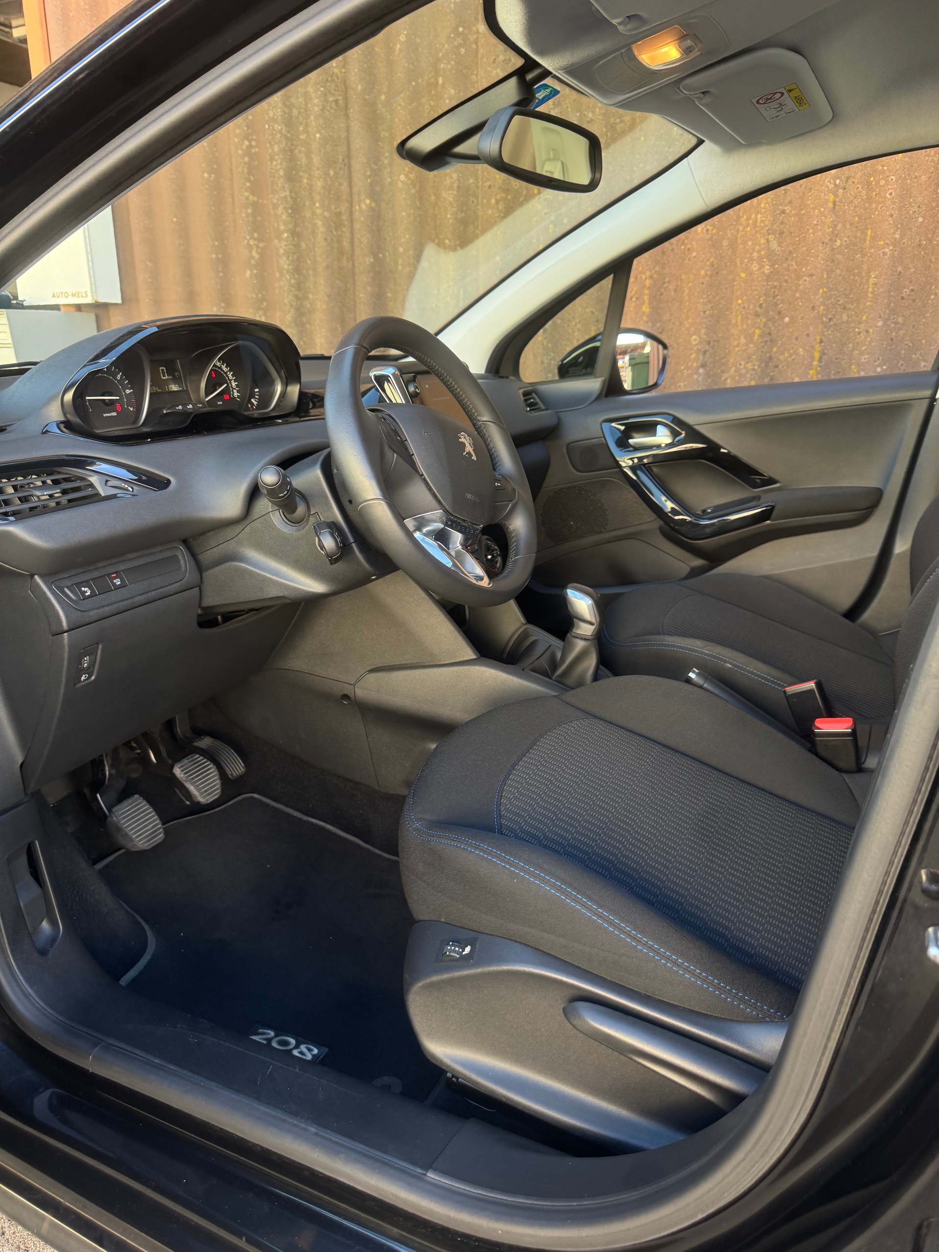 PEUGEOT 208 1.2 PureTech Signature-image-11