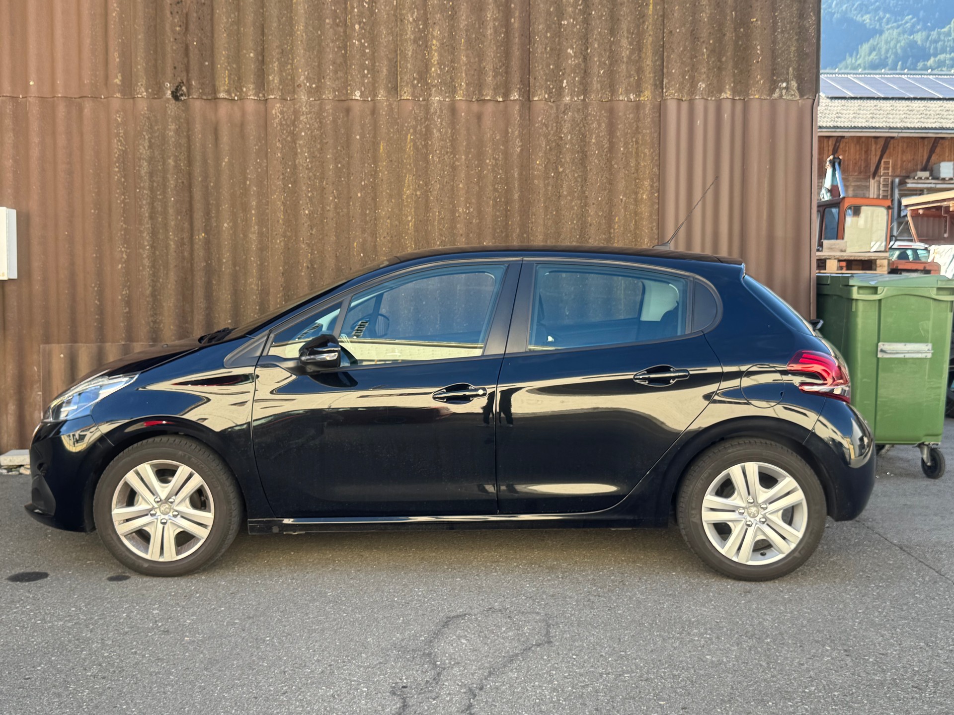PEUGEOT 208 1.2 PureTech Signature-image-4
