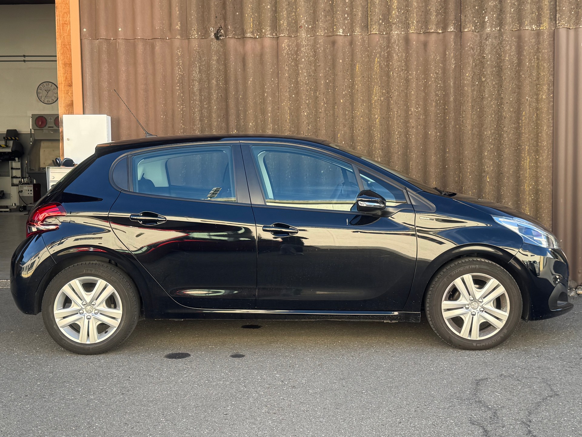 PEUGEOT 208 1.2 PureTech Signature-image-1