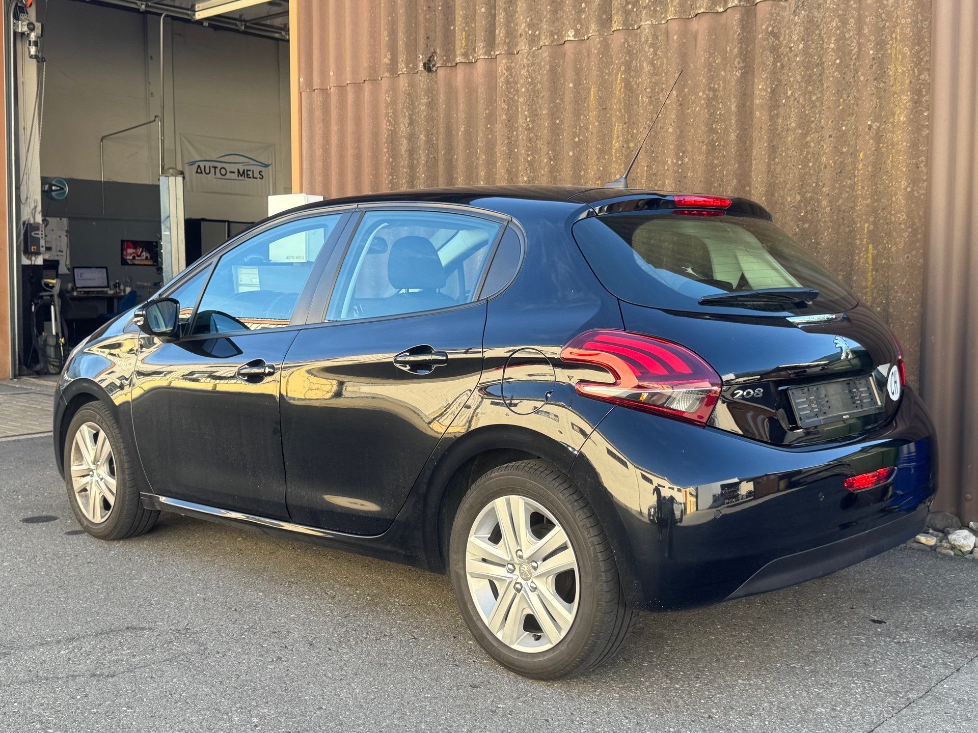 PEUGEOT 208 1.2 PureTech Signature-image-3