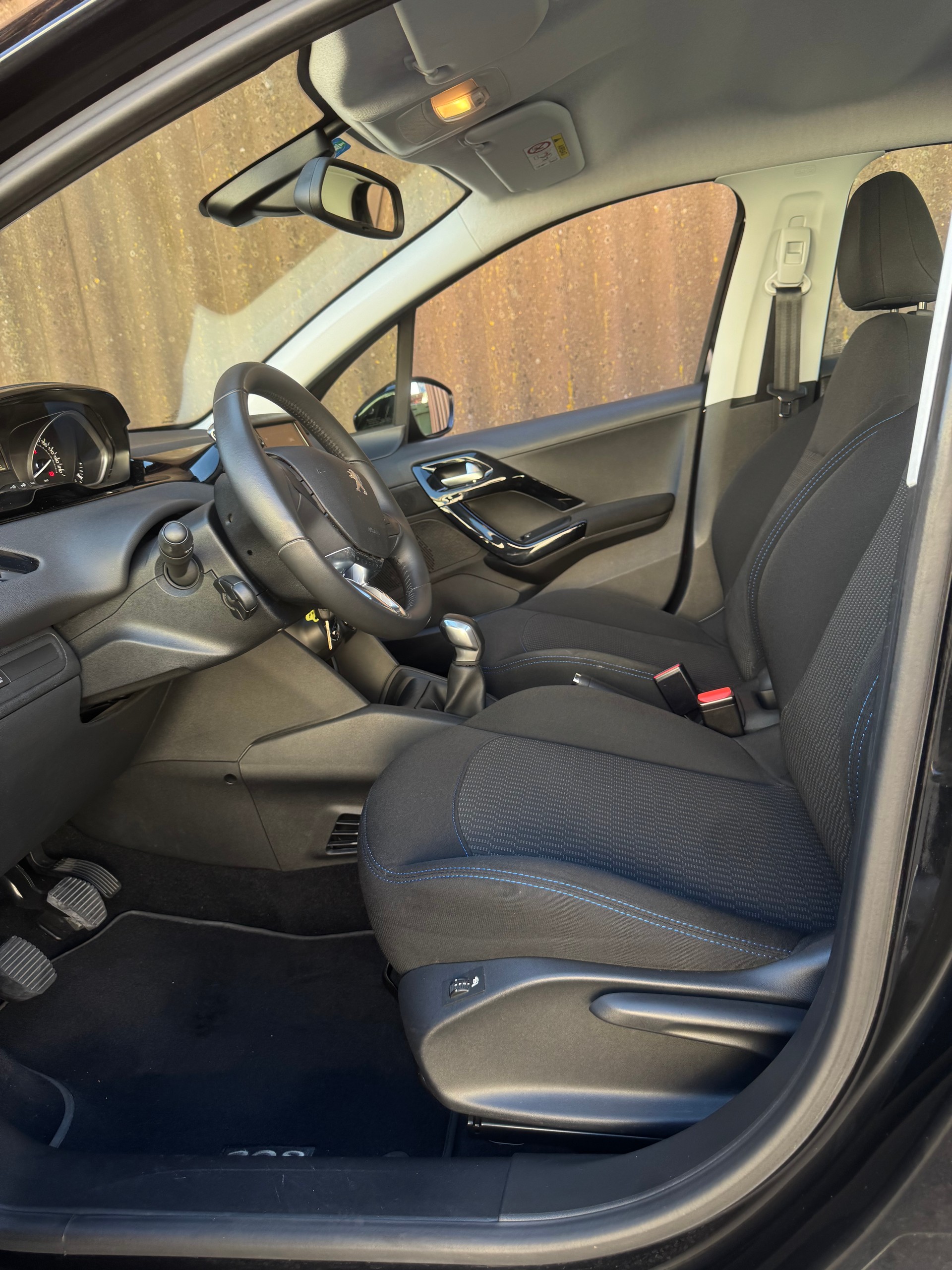 PEUGEOT 208 1.2 PureTech Signature-image-10