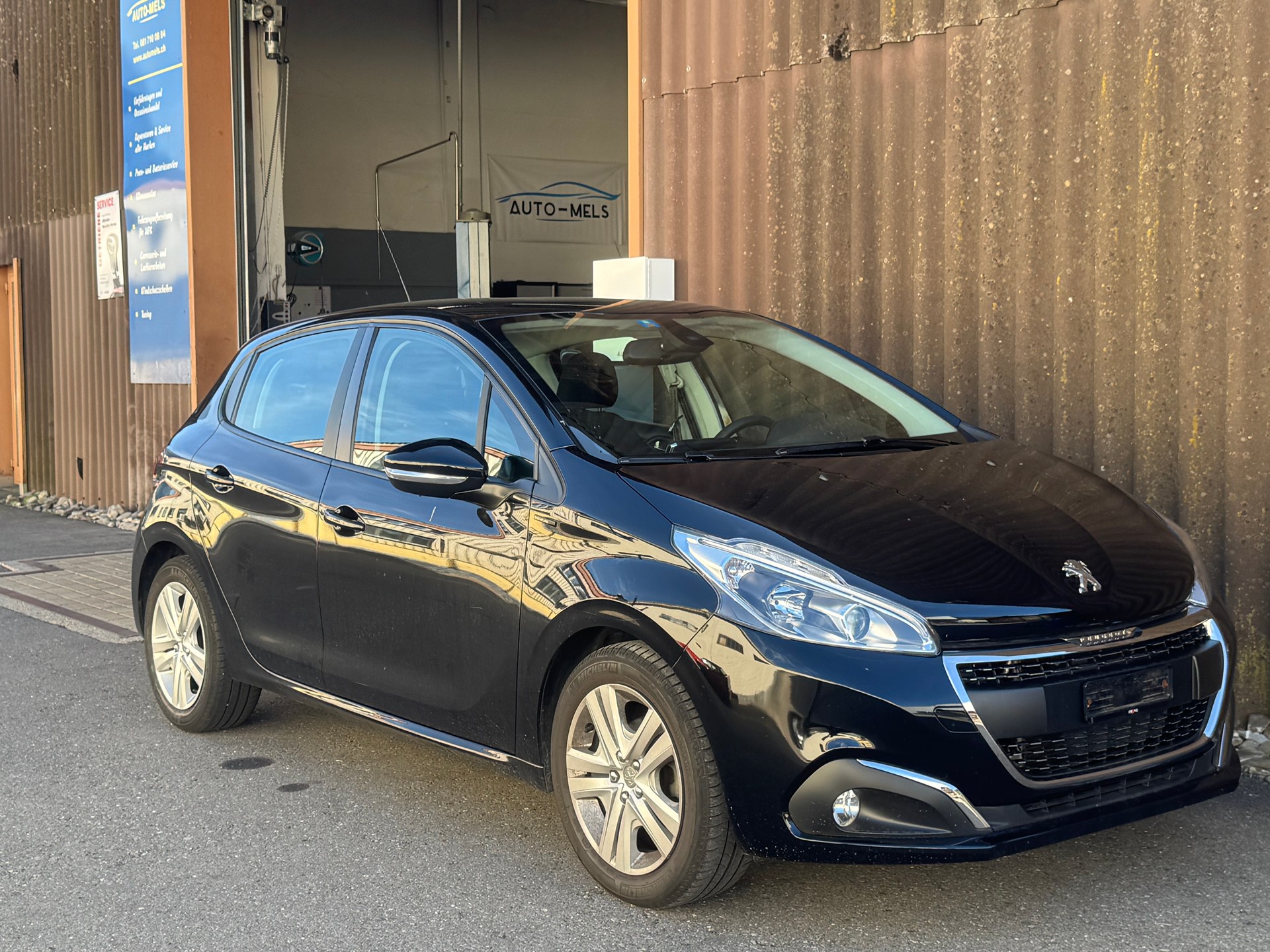 PEUGEOT 208 1.2 PureTech Signature-image-0