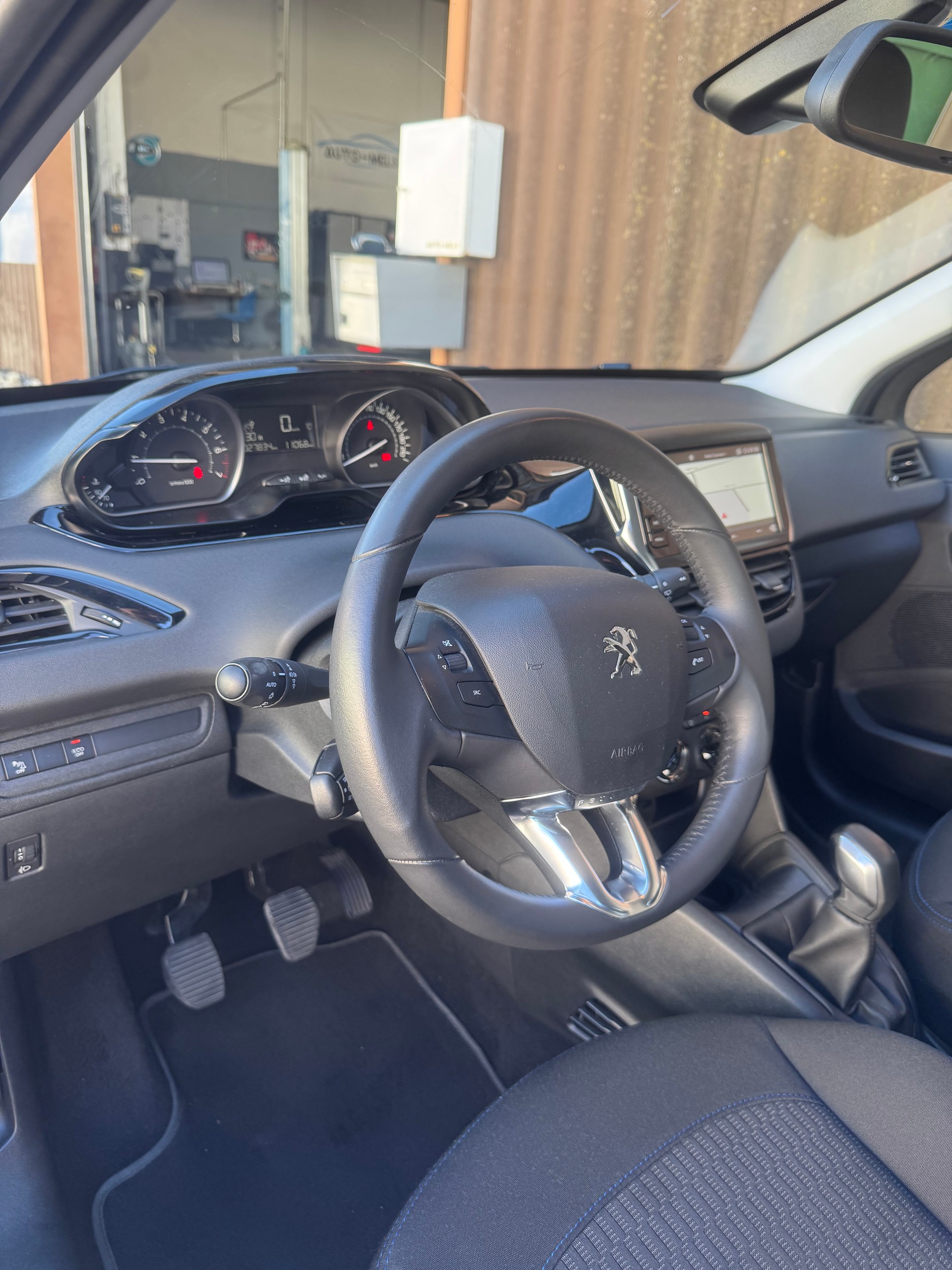 PEUGEOT 208 1.2 PureTech Signature-image-9