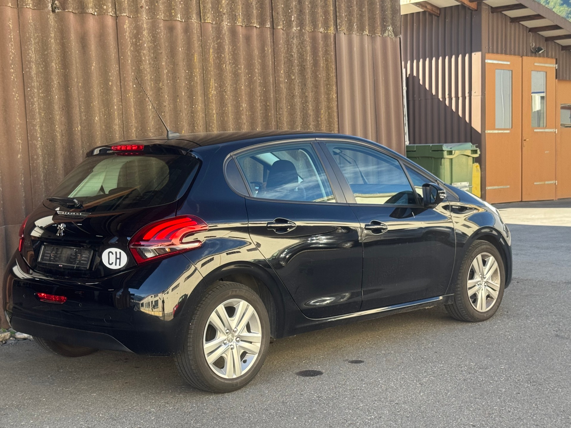 PEUGEOT 208 1.2 PureTech Signature-image-2