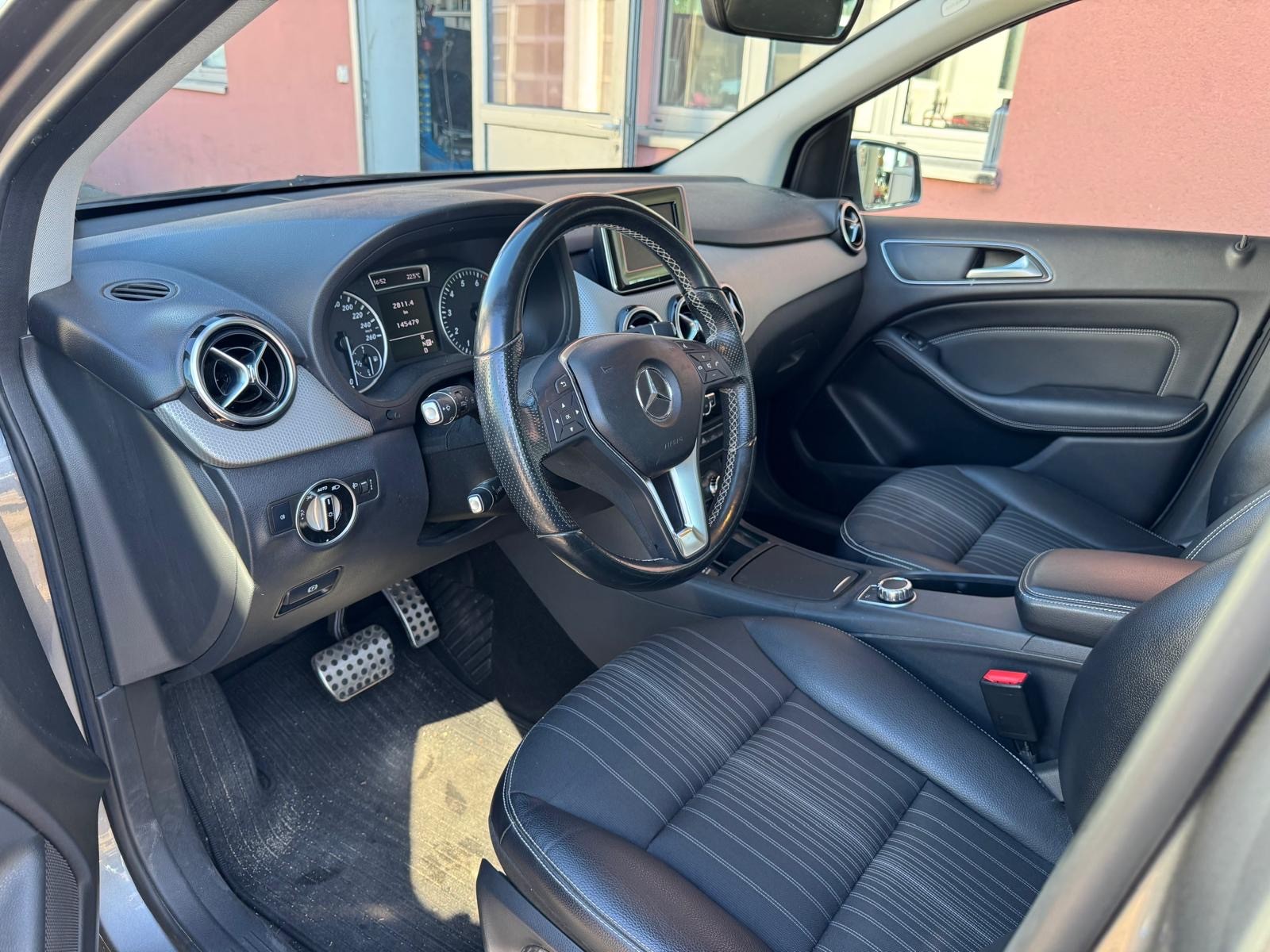 MERCEDES-BENZ B200-image-9