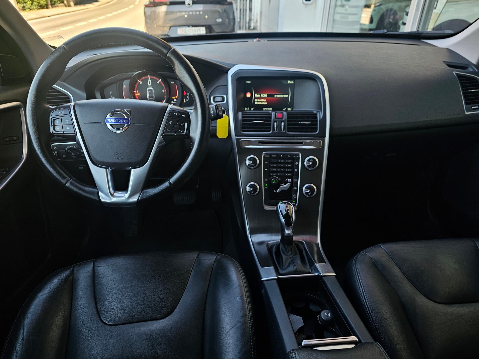 VOLVO XC60 2.4 D4 Summum AWD S/S-image-11