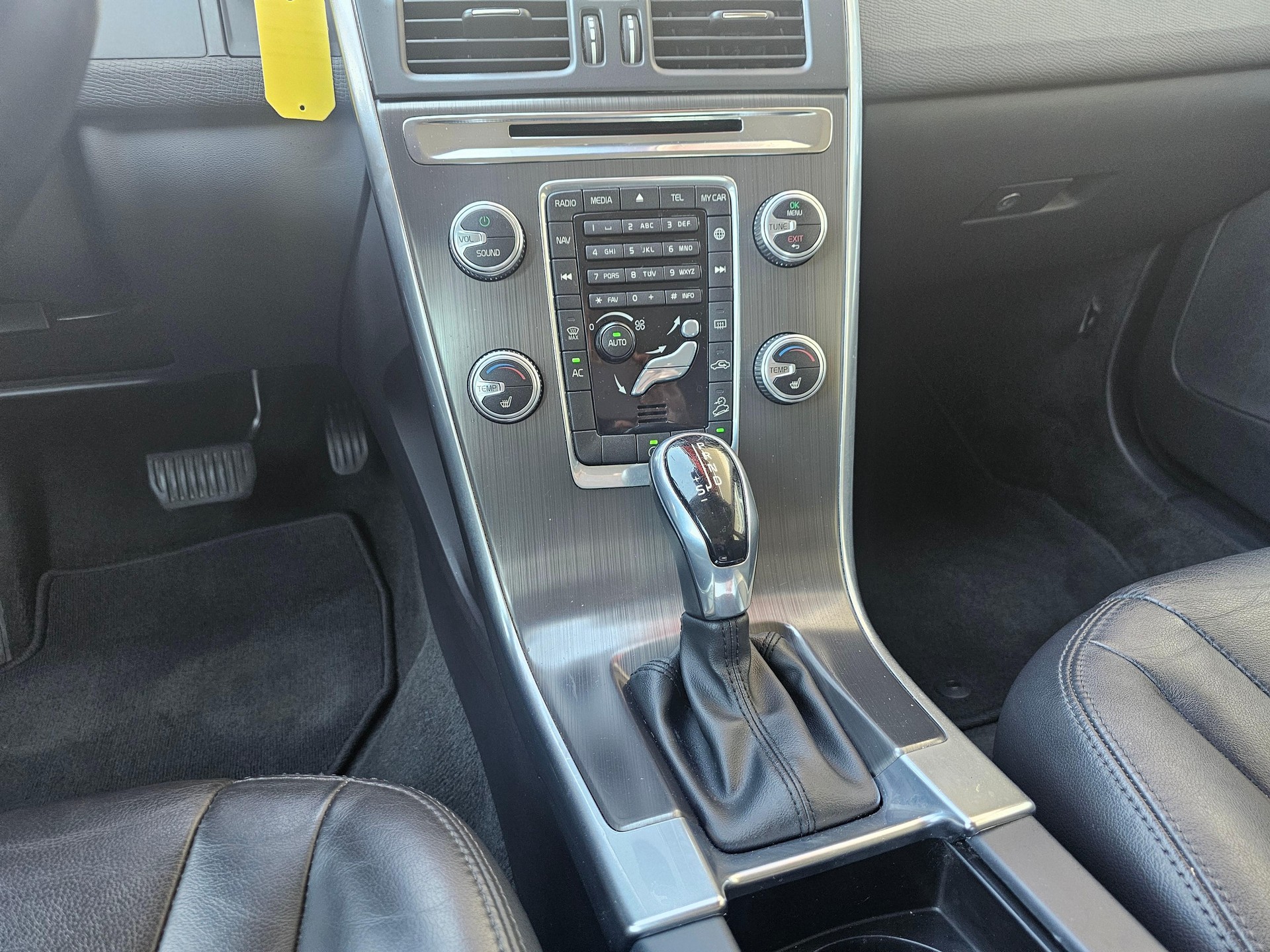 VOLVO XC60 2.4 D4 Summum AWD S/S-image-12