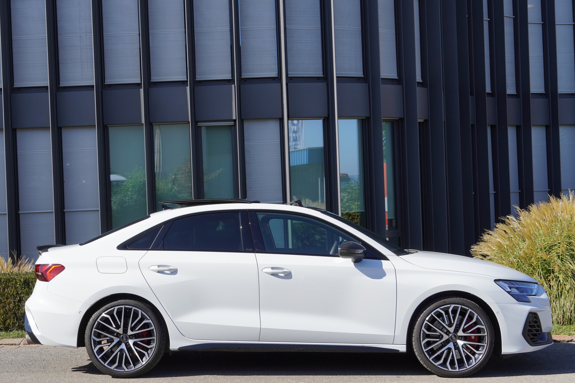 AUDI S3 Limousine TFSI quattro S-tronic//Akrapovic//Werksgarantie bis 06.2027//-image-0