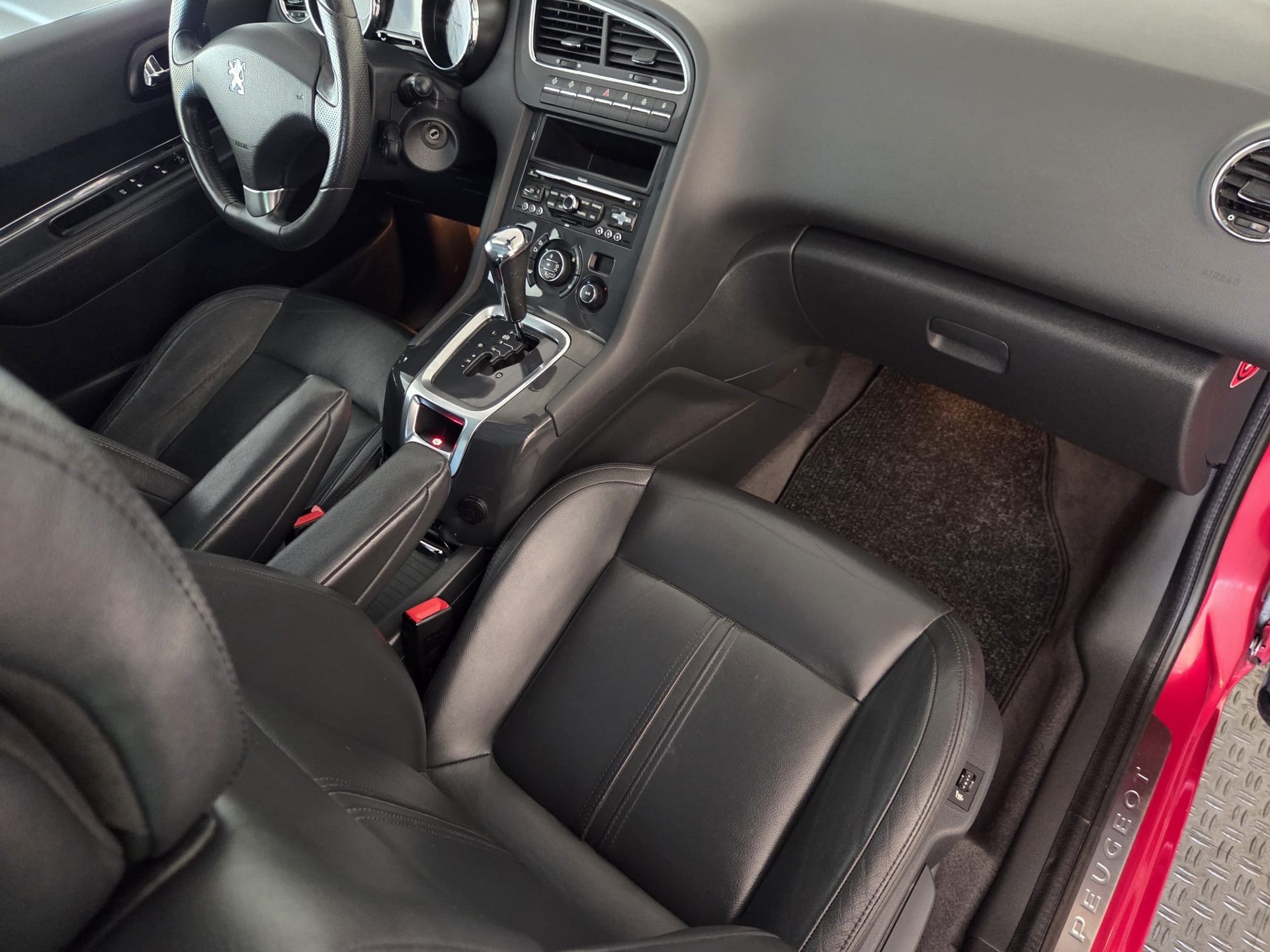 PEUGEOT 5008 1.6 16V T Family Automatic-image-11