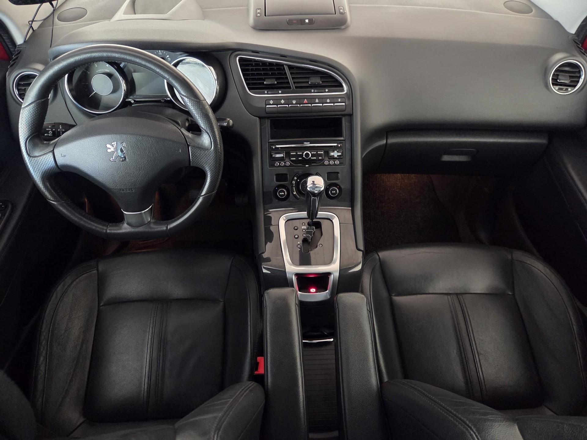 PEUGEOT 5008 1.6 16V T Family Automatic-image-8