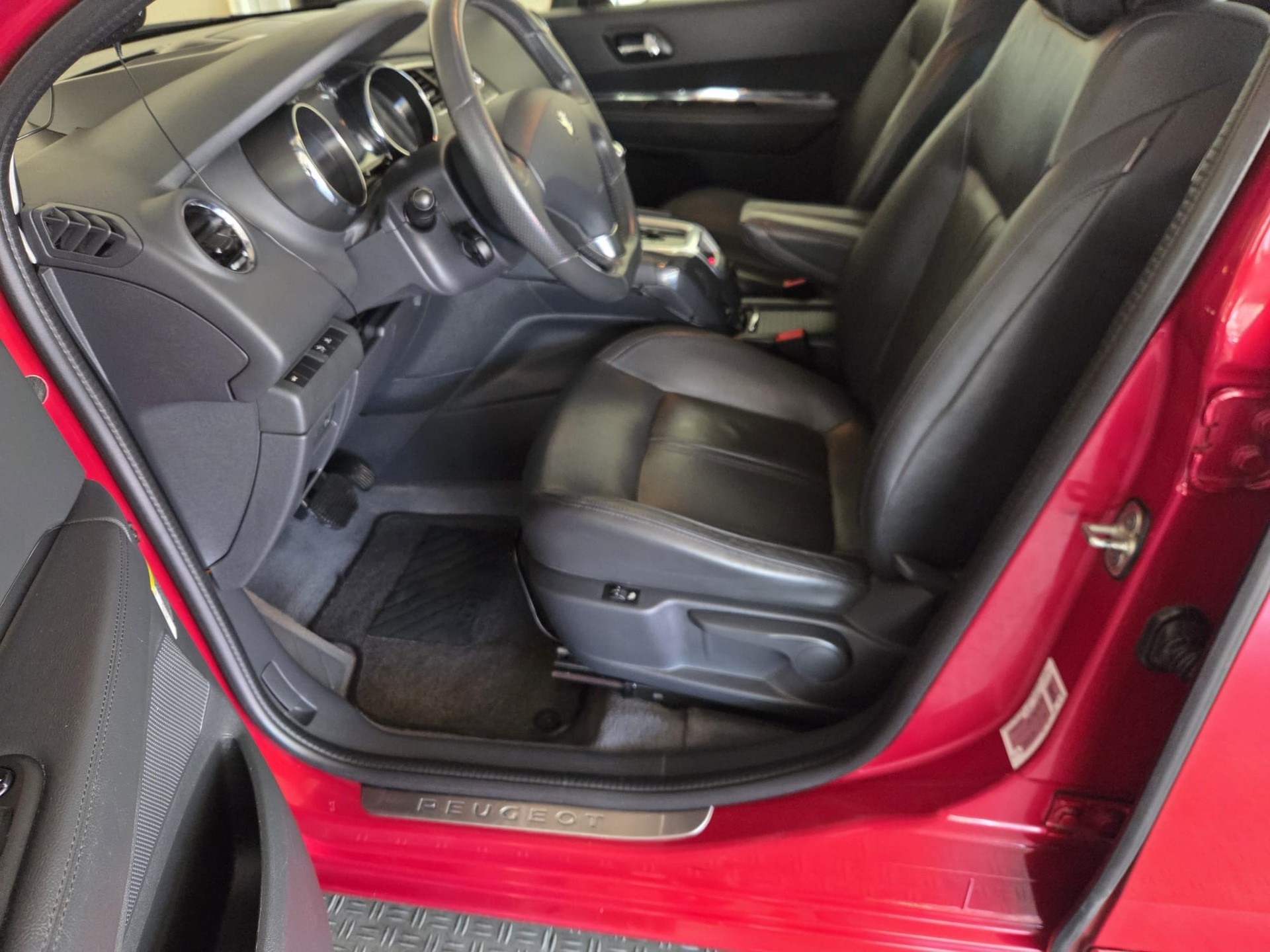PEUGEOT 5008 1.6 16V T Family Automatic-image-9