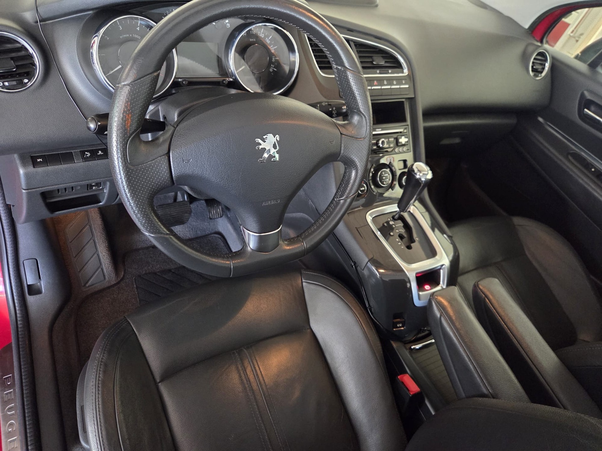 PEUGEOT 5008 1.6 16V T Family Automatic-image-10