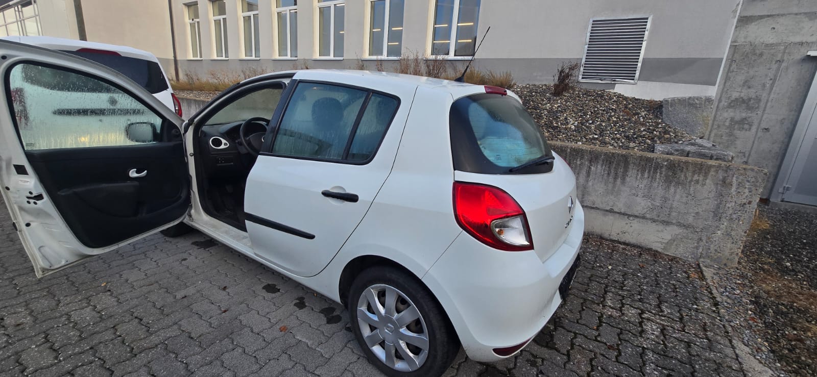 RENAULT Clio 1.2 16V Yahoo-image-3