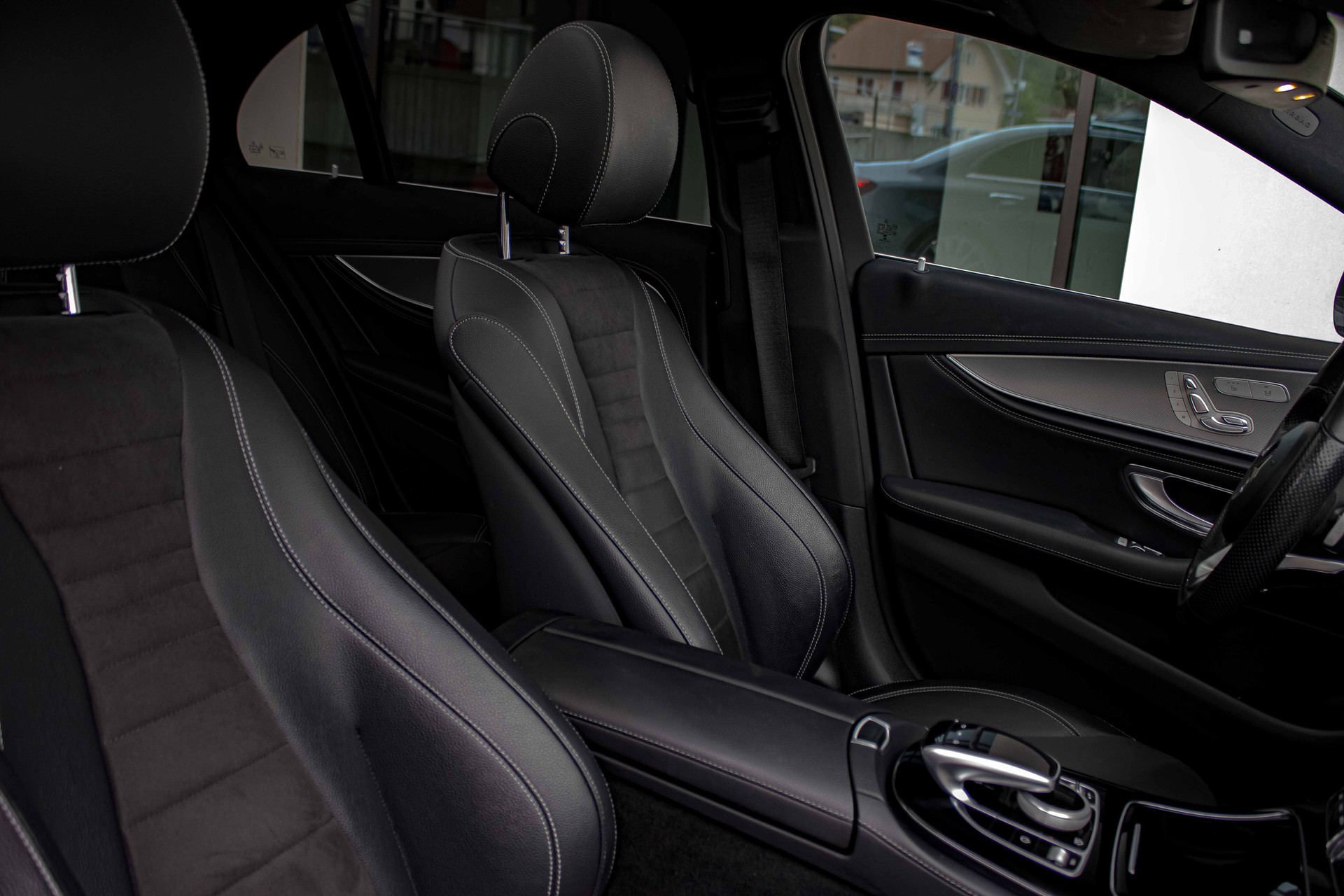 MERCEDES-BENZ E 200 AMG Line 4Matic 9G-Tronic-image-17