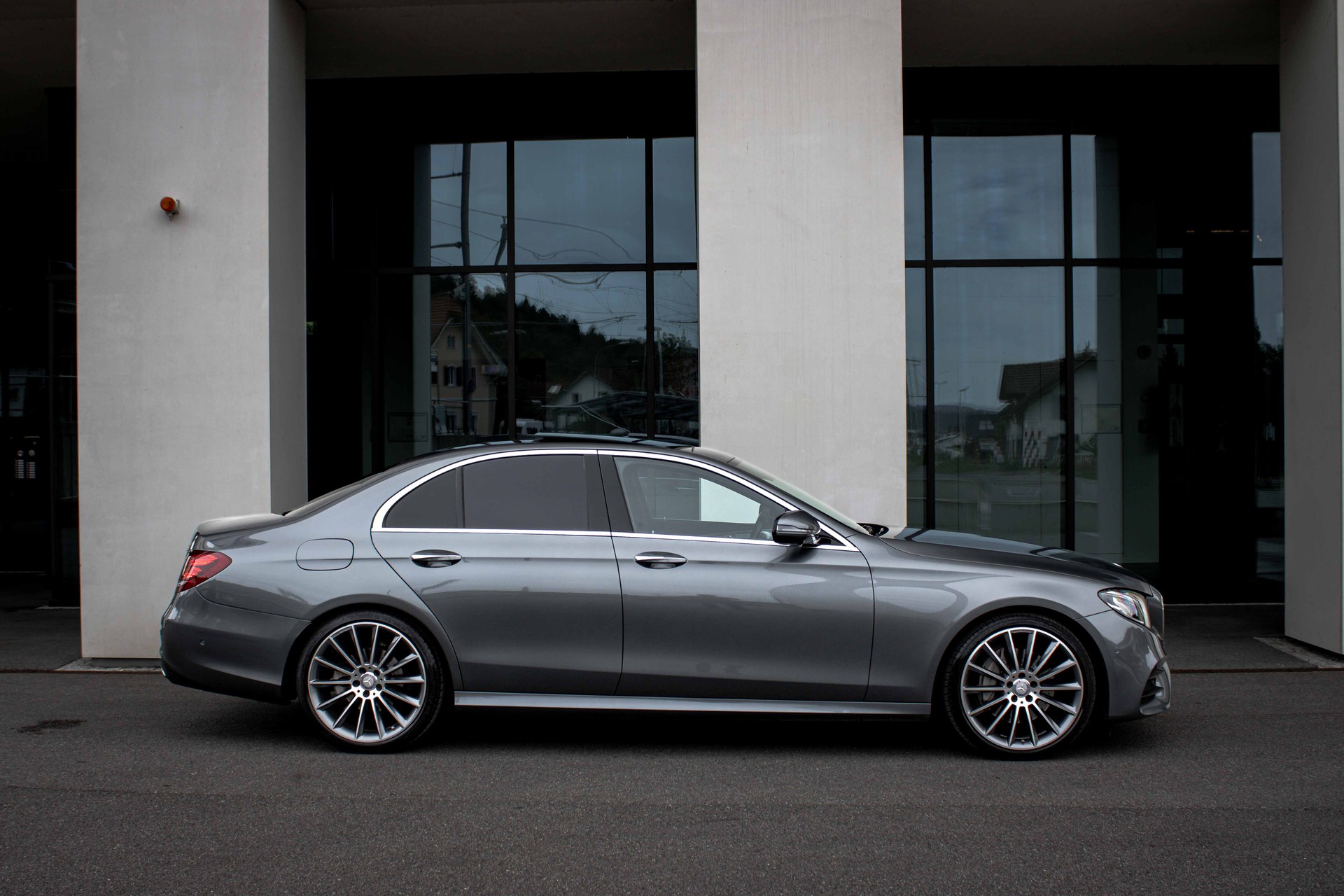 MERCEDES-BENZ E 200 AMG Line 4Matic 9G-Tronic-image-4