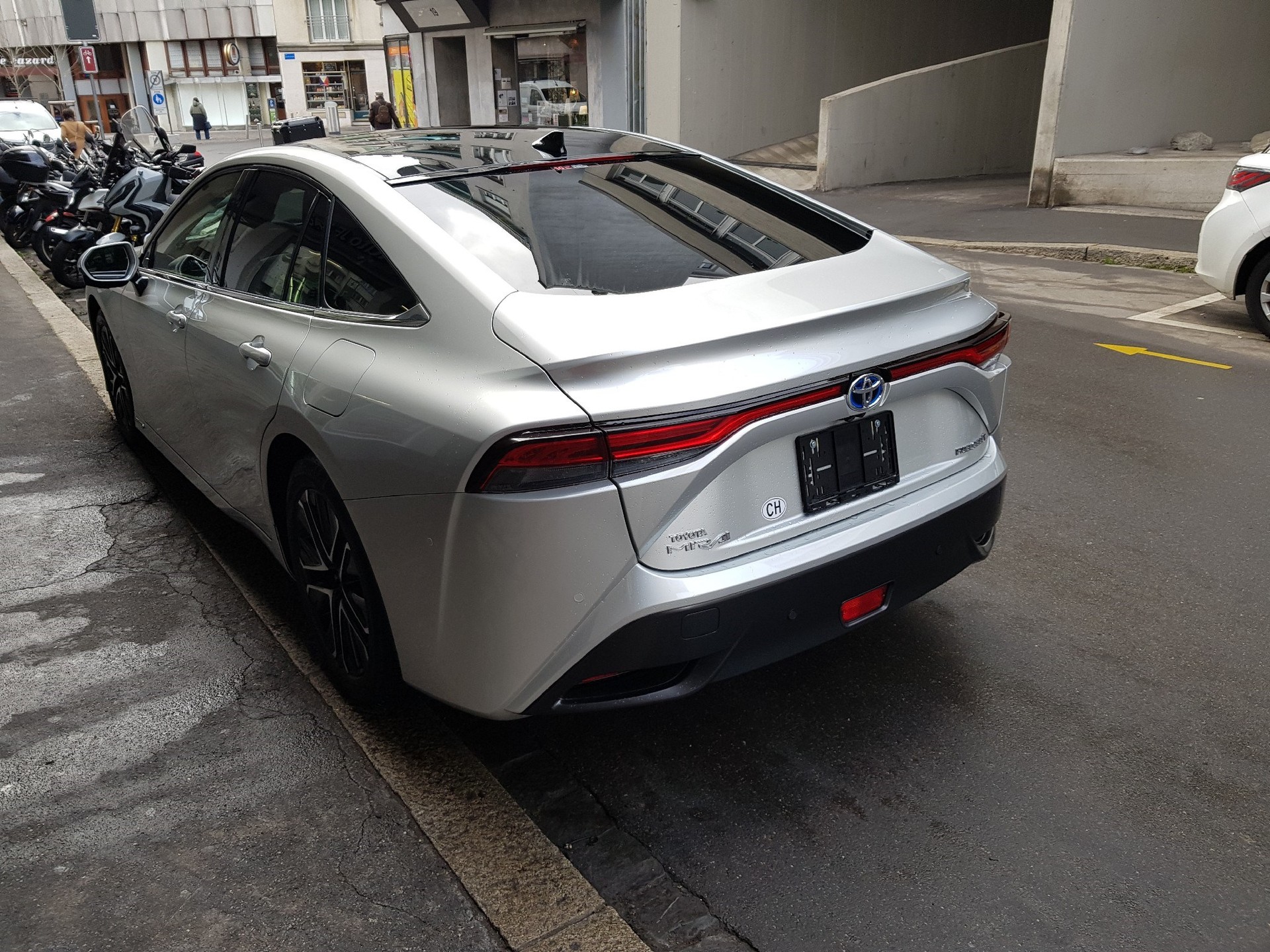 TOYOTA Mirai Fuel cell Platinum-showroom-element-3