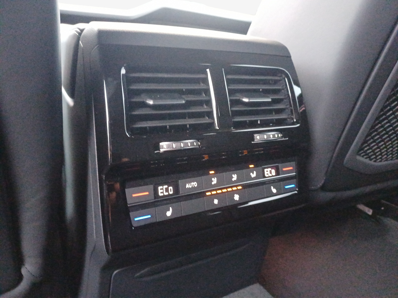 VW Touareg 3.0 TDI R-Line Tiptronic-image-14