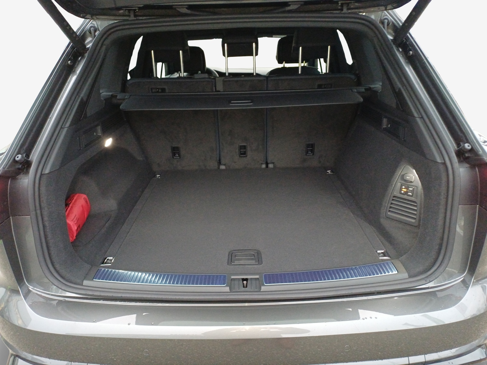 VW Touareg 3.0 TDI R-Line Tiptronic-image-12