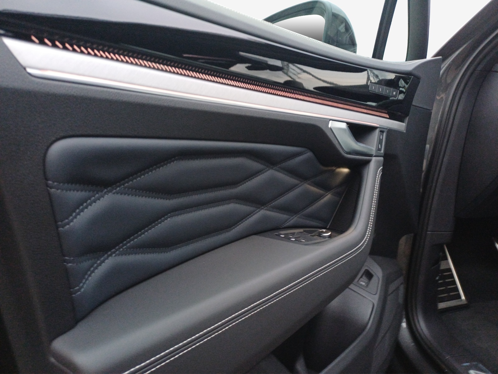 VW Touareg 3.0 TDI R-Line Tiptronic-image-15