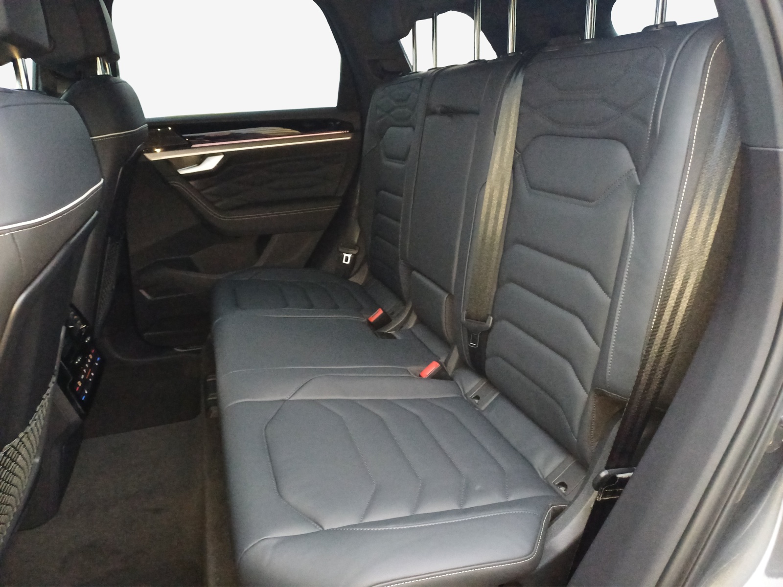 VW Touareg 3.0 TDI R-Line Tiptronic-image-11