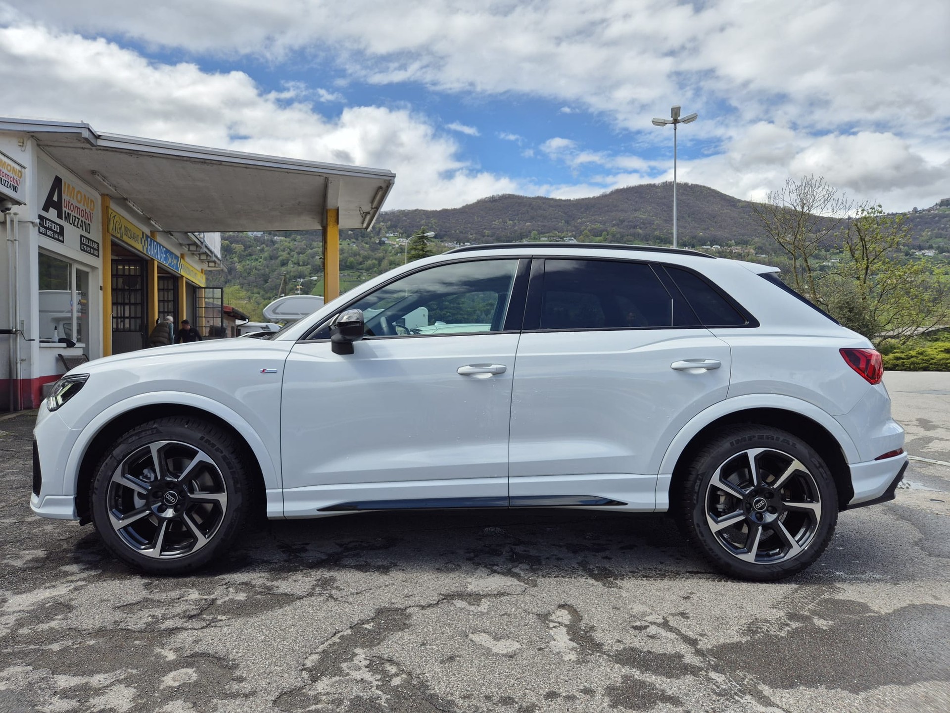 AUDI Q3 40 TDI S line quattro S-tronic-image-3