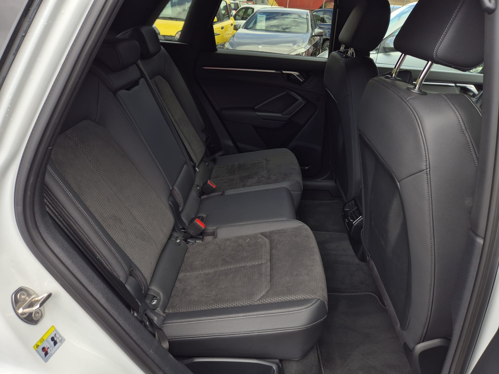 AUDI Q3 40 TDI S line quattro S-tronic-image-13
