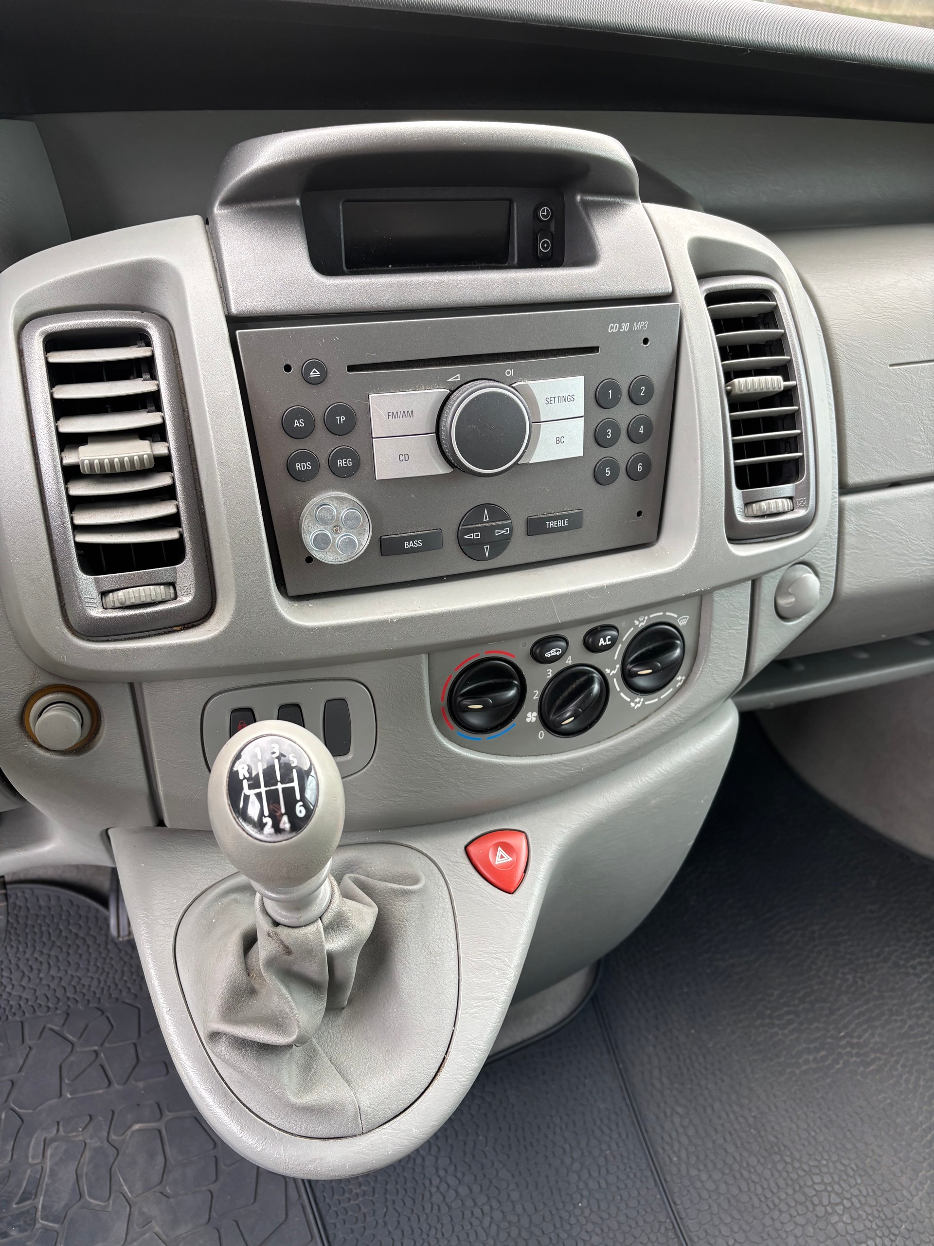 OPEL Vivaro Life 2.5CDTI 2.7t L1H1-image-10