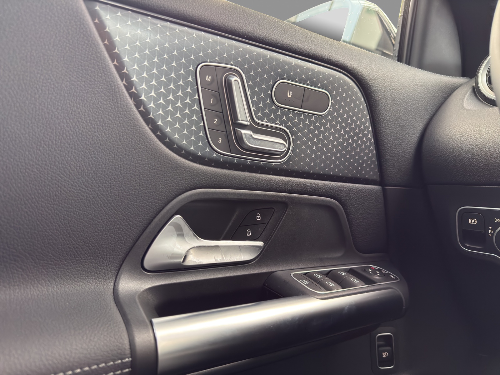 MERCEDES-BENZ GLA 200 Night Star 7G-DCT-image-13