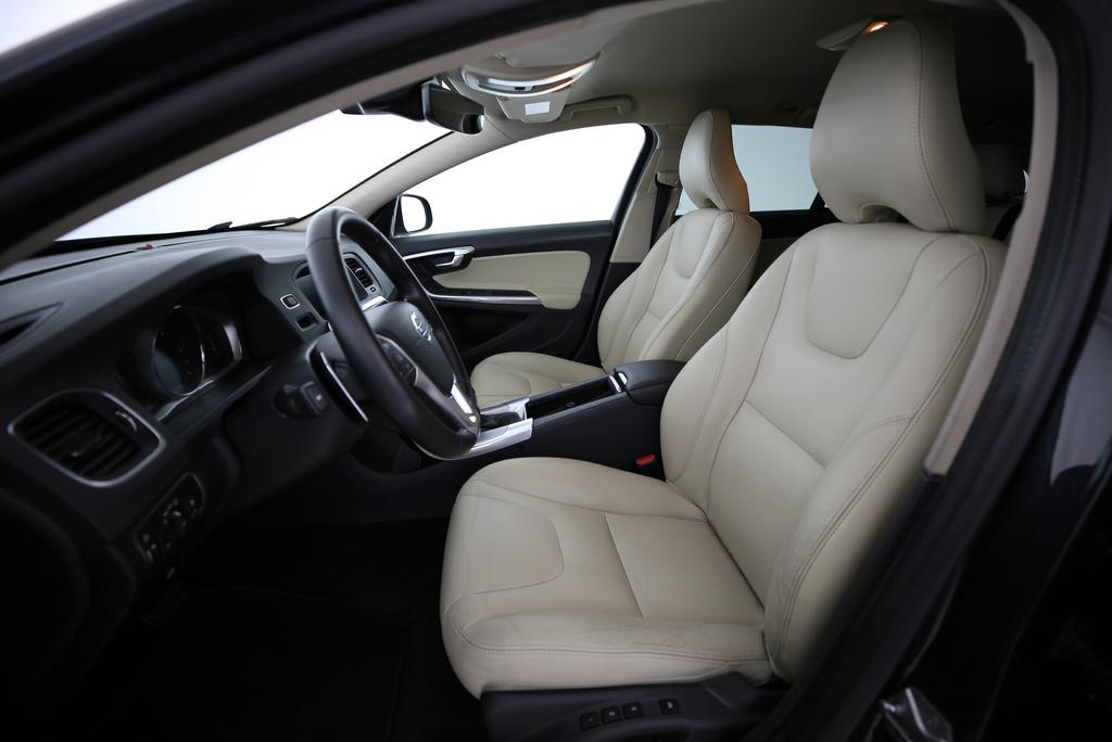 VOLVO V60 2.4 D4 Summum AWD-image-3