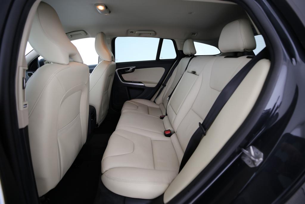 VOLVO V60 2.4 D4 Summum AWD-image-11