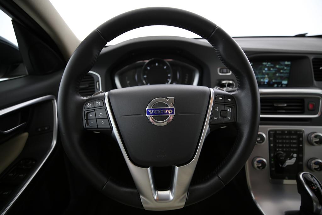 VOLVO V60 2.4 D4 Summum AWD-image-5
