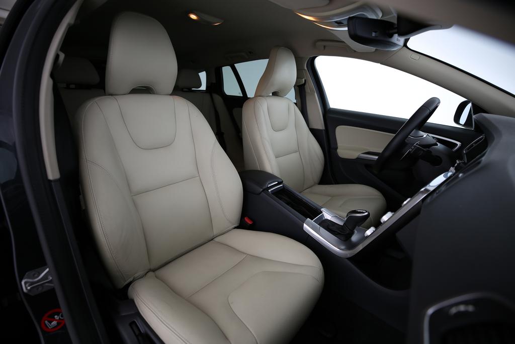 VOLVO V60 2.4 D4 Summum AWD-image-10