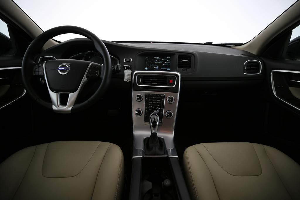 VOLVO V60 2.4 D4 Summum AWD-image-4