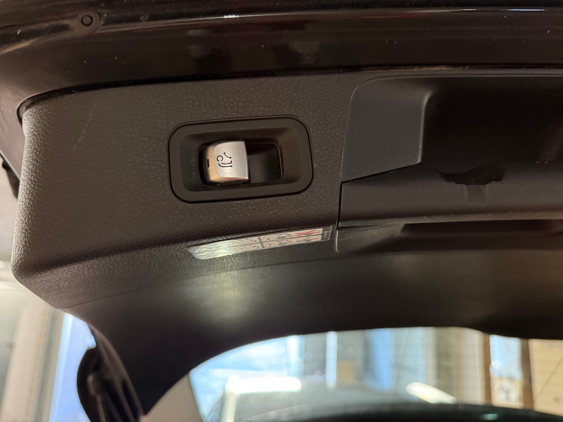 MERCEDES-BENZ C 220d Avantgarde-image-6