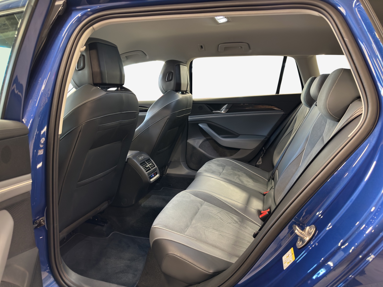 VW Passat Variant 2.0 TDI evo Business DSG-image-11